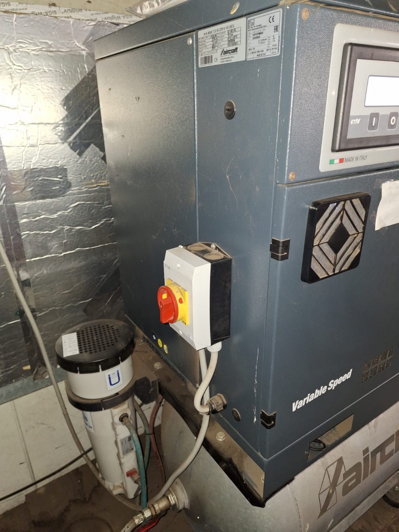 Schraubenkompressor mit Wasserabscheider u. Trockner