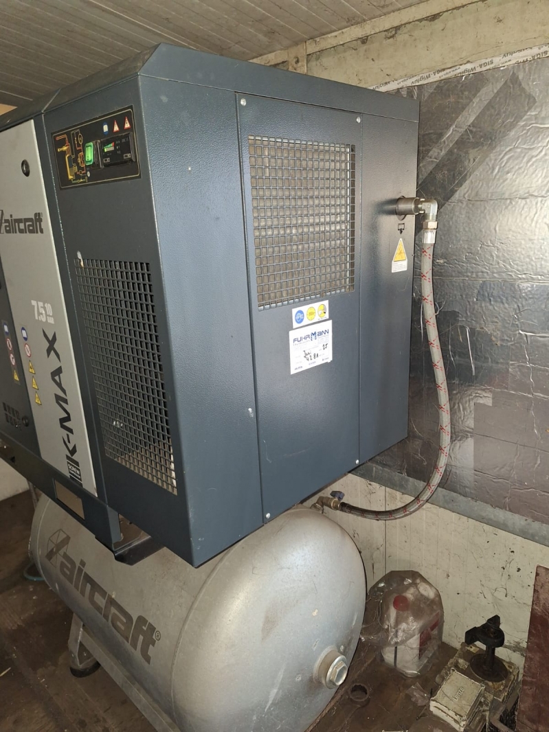 Schraubenkompressor mit Wasserabscheider u. Trockner