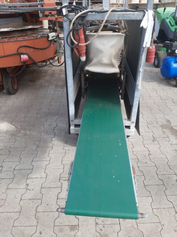 Stutzmaschine mit Rasenmäher für Jungware mit 6m lang Transportband 25cm breit