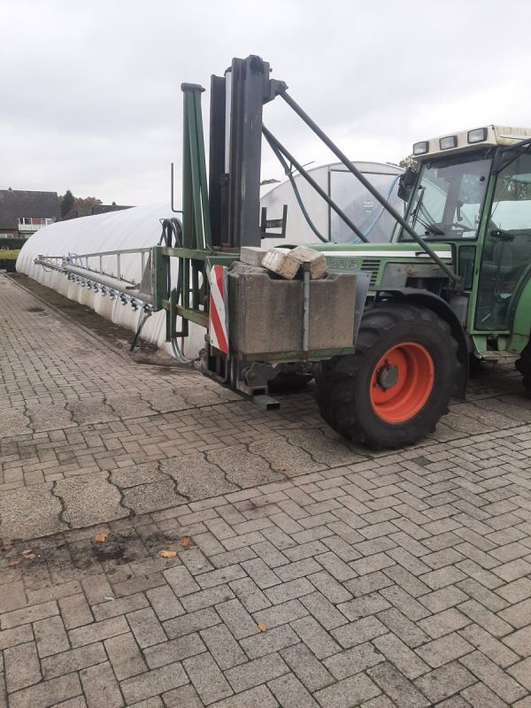 Feldspritze mit Hubvorrichtung und Seitenausleger